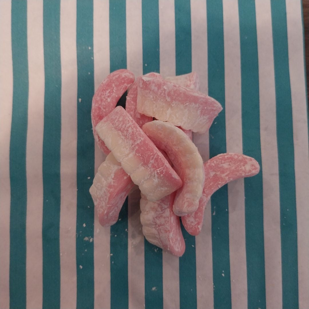Milk Teeth - Strawberry and vanilla flavour teeth shaped gums
