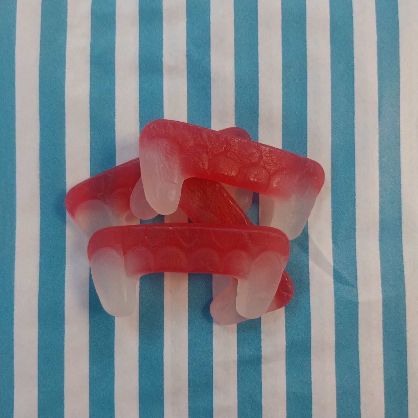 Vampire Teeth - Strawberry flavour jelly sweets shaped like Dracula/vampire teeth